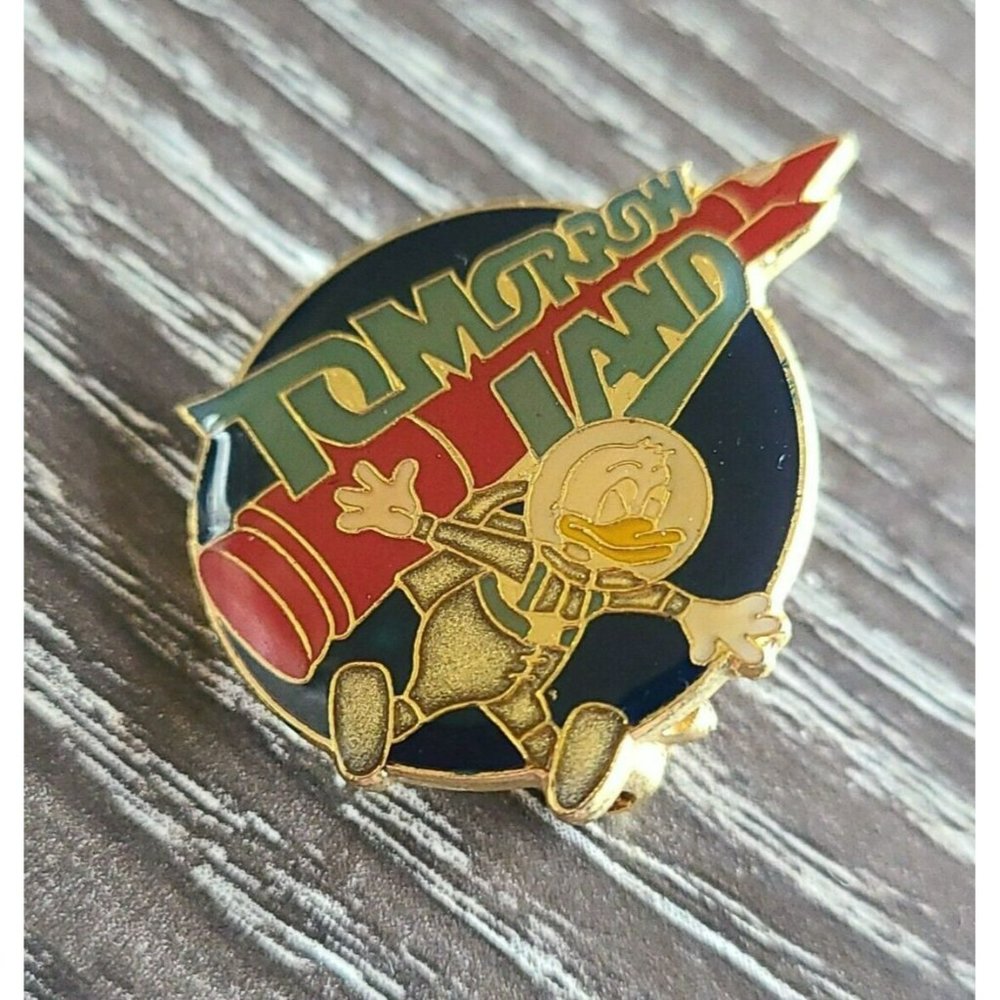 Vintage Disney Donald Duck Tomorrow Land 1986 Space Suit Small Lapel Pin - Picture 2 of 5